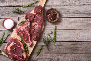 Baharatlı ve tuzlu çiğ biftek. T-kemik, fileminyon, pirzola ve striploin.