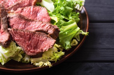 Kızarmış biftekli salata. Ahşap arka planda