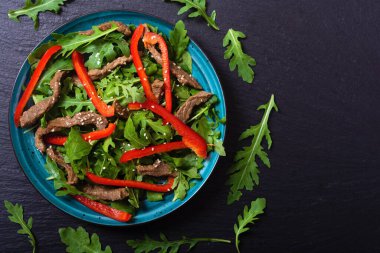 Kırmızı biberli sağlıklı salata.