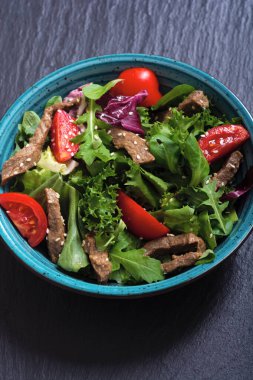 Sağlıklı salata ve vişneli domates.