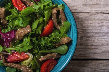 Sağlıklı salata ve vişneli domates.