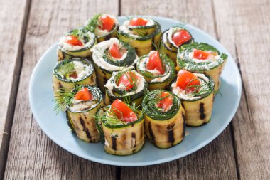 Krem peynirli, domatesli ve dereotlu kabaklı börek. Sağlıklı vejetaryen yemek geçmişi