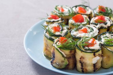 Krem peynirli, domatesli ve dereotlu kabaklı börek. Sağlıklı vejetaryen yemek geçmişi