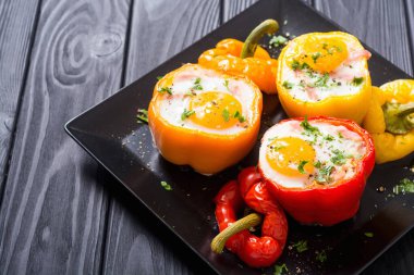 Pastırma ve yumurtayla doldurulmuş biber. Gıda arkaplanı