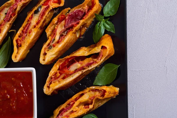 Итальянская Кухня Пицца Ролл Стромболи Сыром Салями Оливки Помидоры — стоковое фото