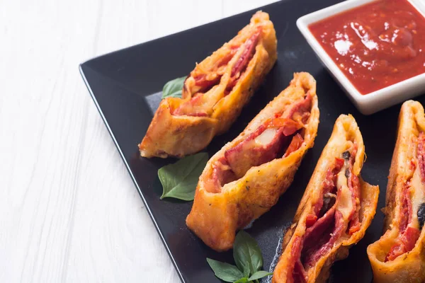 Italienisches Essen Pizzabrötchen Stromboli Mit Käse Salami Oliven Und Tomaten — Stockfoto