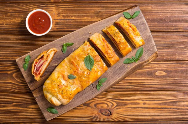 Comida Italiana Pizza Roll Stromboli Con Queso Salami Aceitunas Tomates —  Fotos de Stock