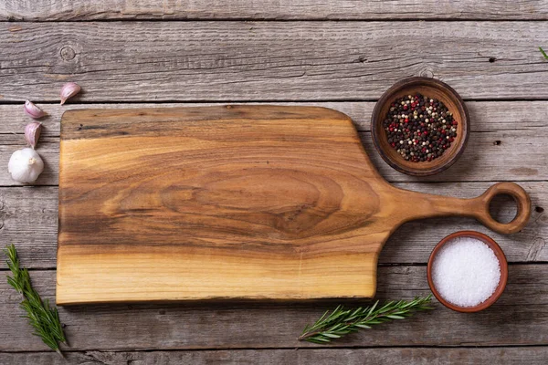 Tabla Cortar Rústica Sobre Fondo Madera Foto Comida — Foto de Stock