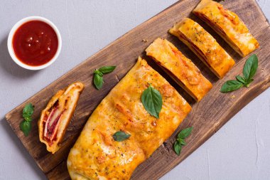 İtalyan yemeği peynirli, salamlı, zeytinli ve domatesli pizza. 