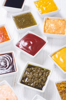 Rustik arka plan üzerinde seramik kase farklı soslar seti