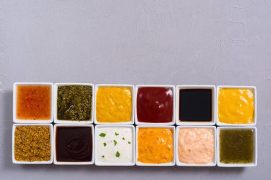 Rustik arka plan üzerinde seramik kase farklı soslar seti