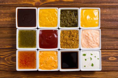 Rustik arka plan üzerinde seramik kase farklı soslar seti