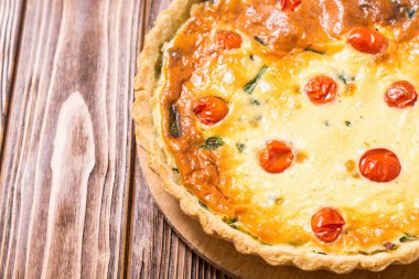 Geleneksel Fransız pastası. Domates ile Ispanak Quiche lorraine
