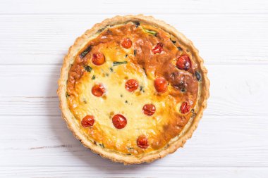 Geleneksel Fransız pastası. Domates ile Ispanak Quiche lorraine