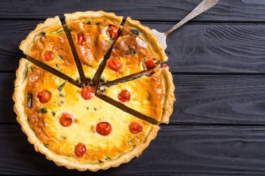 Geleneksel Fransız pastası. Domates ile Ispanak Quiche lorraine