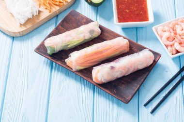 Vietnam börekleri sebzeli, pirinç erişteli ve karidesli.