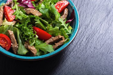 Sağlıklı salata ve vişneli domates.