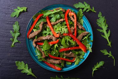 Kırmızı biberli sağlıklı salata.