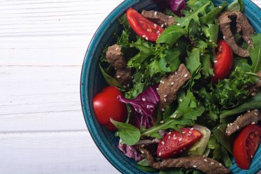 Sağlıklı salata ve vişneli domates.