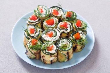 Krem peynirli, domatesli ve dereotlu kabaklı börek. Sağlıklı vejetaryen yemek geçmişi