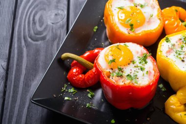 Pastırma ve yumurtayla doldurulmuş biber. Gıda arkaplanı