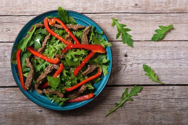 Kırmızı biberli sağlıklı salata.