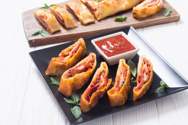 Italienisches Essen Pizzabrötchen Stromboli Mit Käse Salami Oliven Und Tomaten — Stockfoto