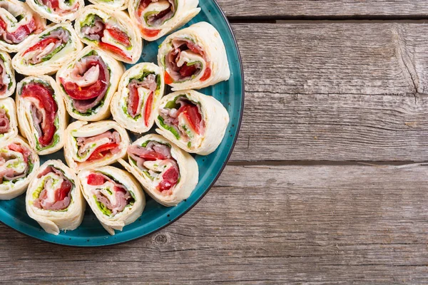 Tortilla Sándwich Rebanada Con Tomates Ensalada Queso Crema Jamón Rollos — Foto de Stock