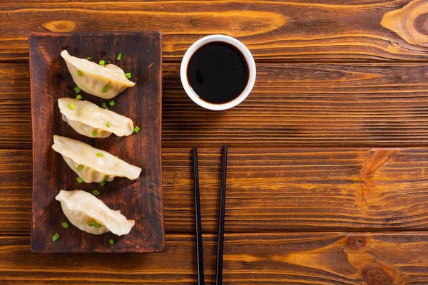 Traditionelle Asiatische Knödel Gyoza Mit Grünen Zwiebeln Und Sojasauce — Stockfoto