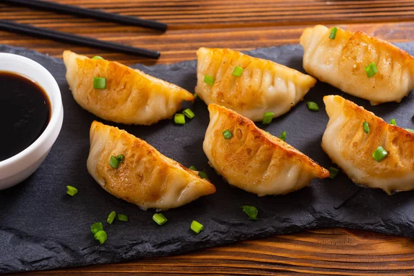 Dumplings Asiáticos Tradicionales Gyoza Con Cebolla Verde Salsa Soja — Foto de Stock