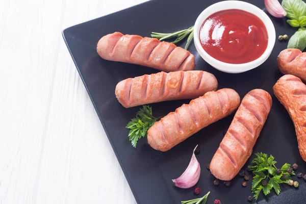 Bratwürste Mit Kräutern Gewürzen Und Ketchup Hintergrund Der Nahrungsmittel — Stockfoto