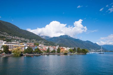Huzurlu arka plan İsviçre marina view Lake Maggiore