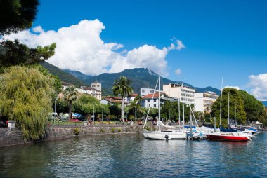 Huzurlu arka plan İsviçre marina view Lake Maggiore