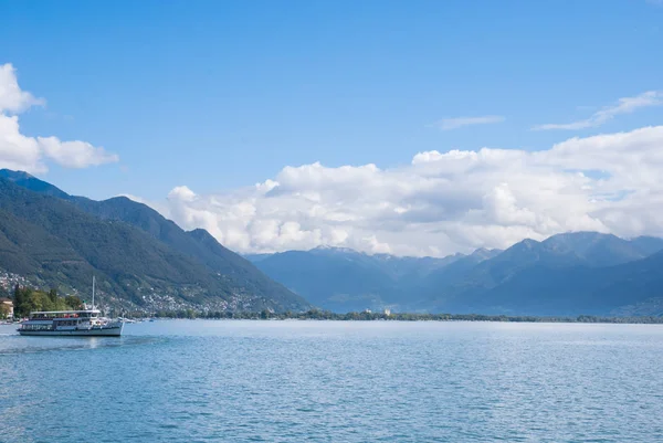 Fondo Pacífico Suiza Barco Blanco Lago Maggiore — Foto de Stock