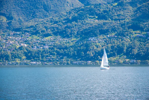 Ruhiger Hintergrund Der Schweiz Mit Kleinem Boot Auf Dem See — Stockfoto