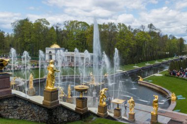 Peterhof orta Çeşme