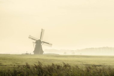 Sis sonbahar sırasında fabrikasında