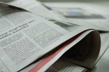 Masadaki belgeleri okuma