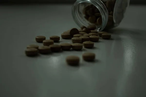 夜の間に床に落ちた錠剤 — ストック写真