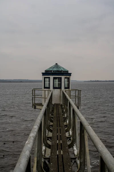 Brücke Zum Leuchtturm Über Einem See — Stockfoto