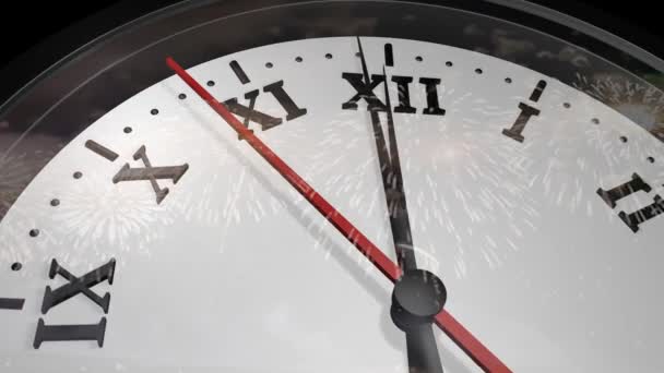Ρολόι Που Μετράει Δέκα Δευτερόλεπτα Από Μεσάνυχτα Αντανάκλαση Των Πυροτεχνημάτων — Αρχείο Βίντεο