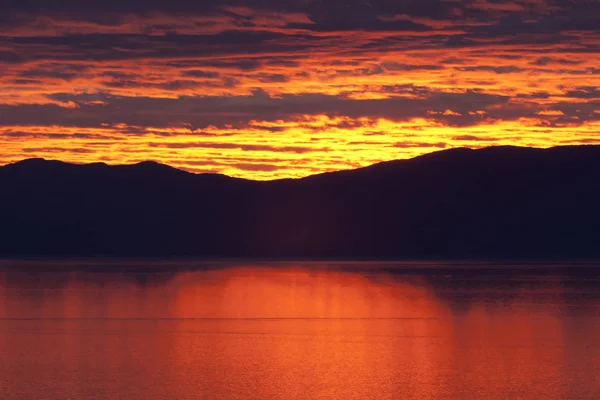 海の上の美しいオレンジ色の夕日 ストック画像