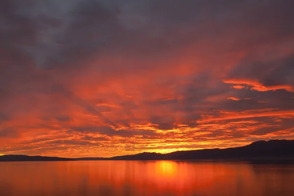 Roter Sonnenuntergang Über Dem Meerwasser Stockbild