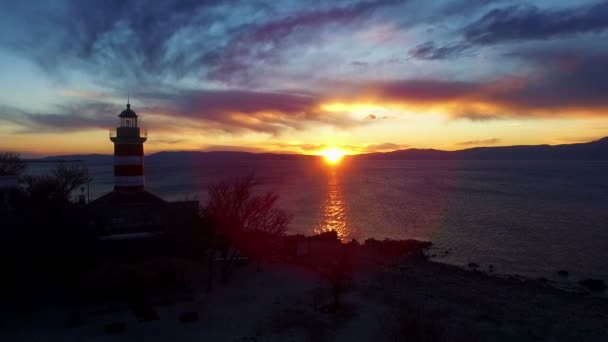 Deniz Feneri Güzel Turuncu Günbatımında Havadan Görünümü — Stok video