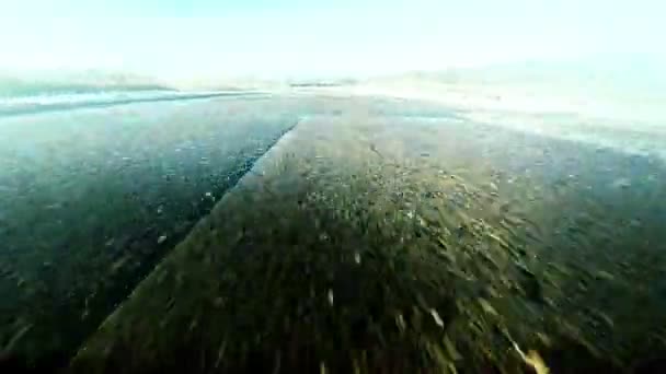 汽车在损坏的乡路上行驶 波视图 低角度 — 图库视频影像