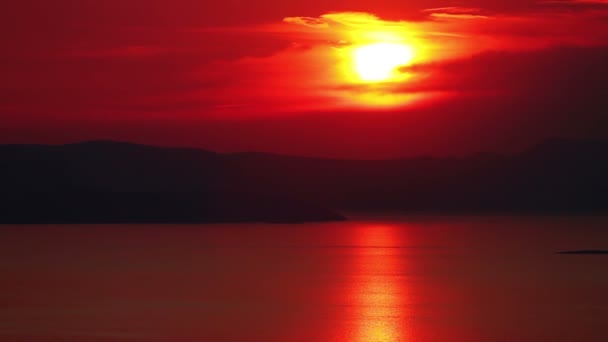 Gerçek Zamanlı Olarak Deniz Suyu Üzerinde Kırmızı Gün Batımı — Stok video