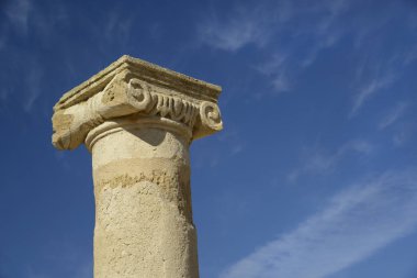 İyonik sütun Mavi gökyüzü arka plan karşı.