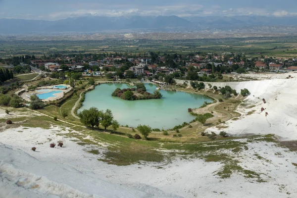 Calcário Branco Pamukkale Cascata Primeiro Plano Lago Geotérmico Verde Com — Fotografia de Stock