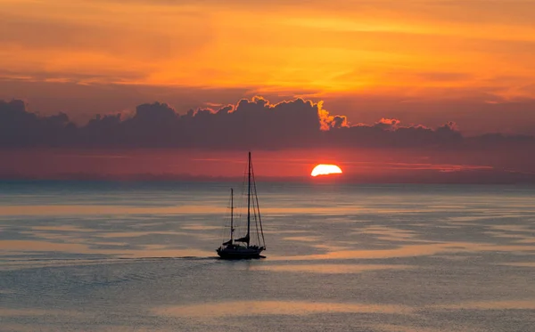 明るい日の出背景にヨットを移動します 海の上の小さな太陽の味の構成 — ストック写真