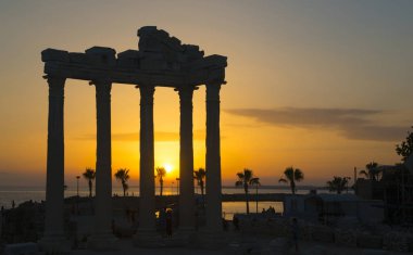 Apollo Tapınağı siluet (Side, Türkiye). Deniz içinde belgili tanımlık geçmiş üzerinden günbatımı